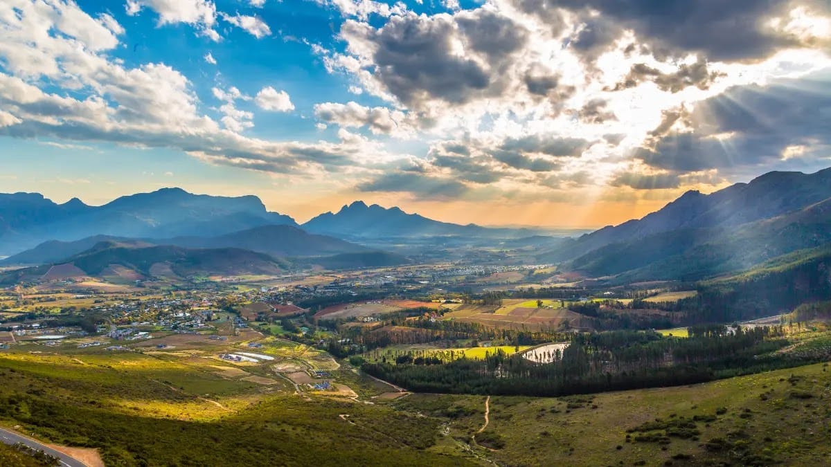 Paisagem com terra, vegetação e céu com sol entre nuvens Por que Deus não responde minhas orações