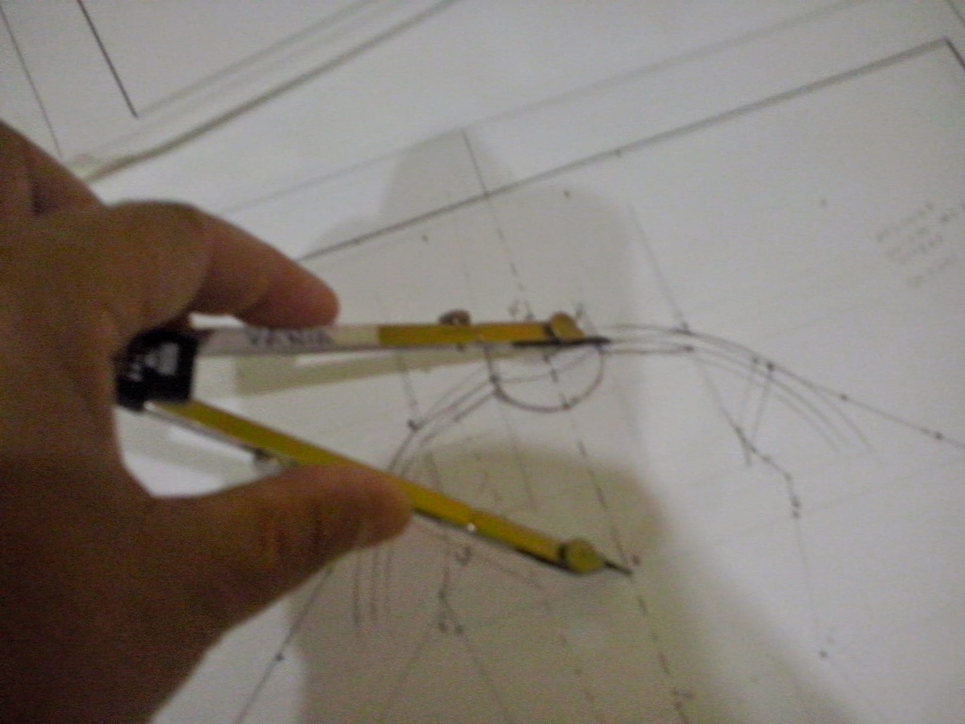Mão desenhando com compasso Mão desenhando com compasso