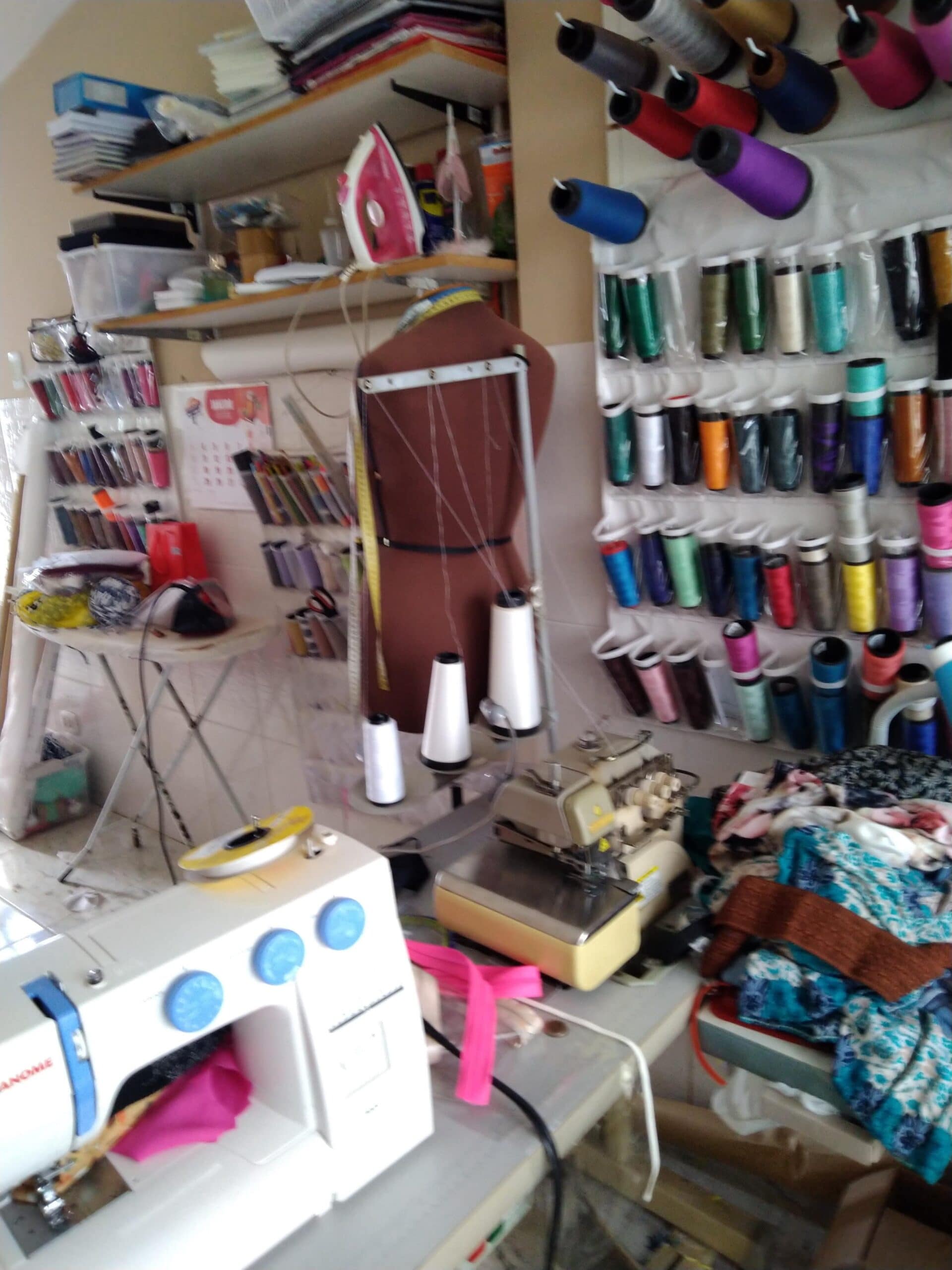 Ateliê de costuras, máquinas de costuras Oficina de costuras, com máquinas, linhas e utensílios