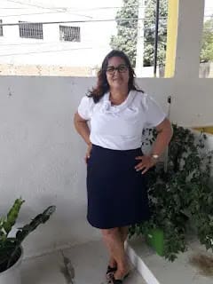 Quando o coração está cansado de tentar ser forte Moça de saia preta e blusa branca, de óculos, em pé